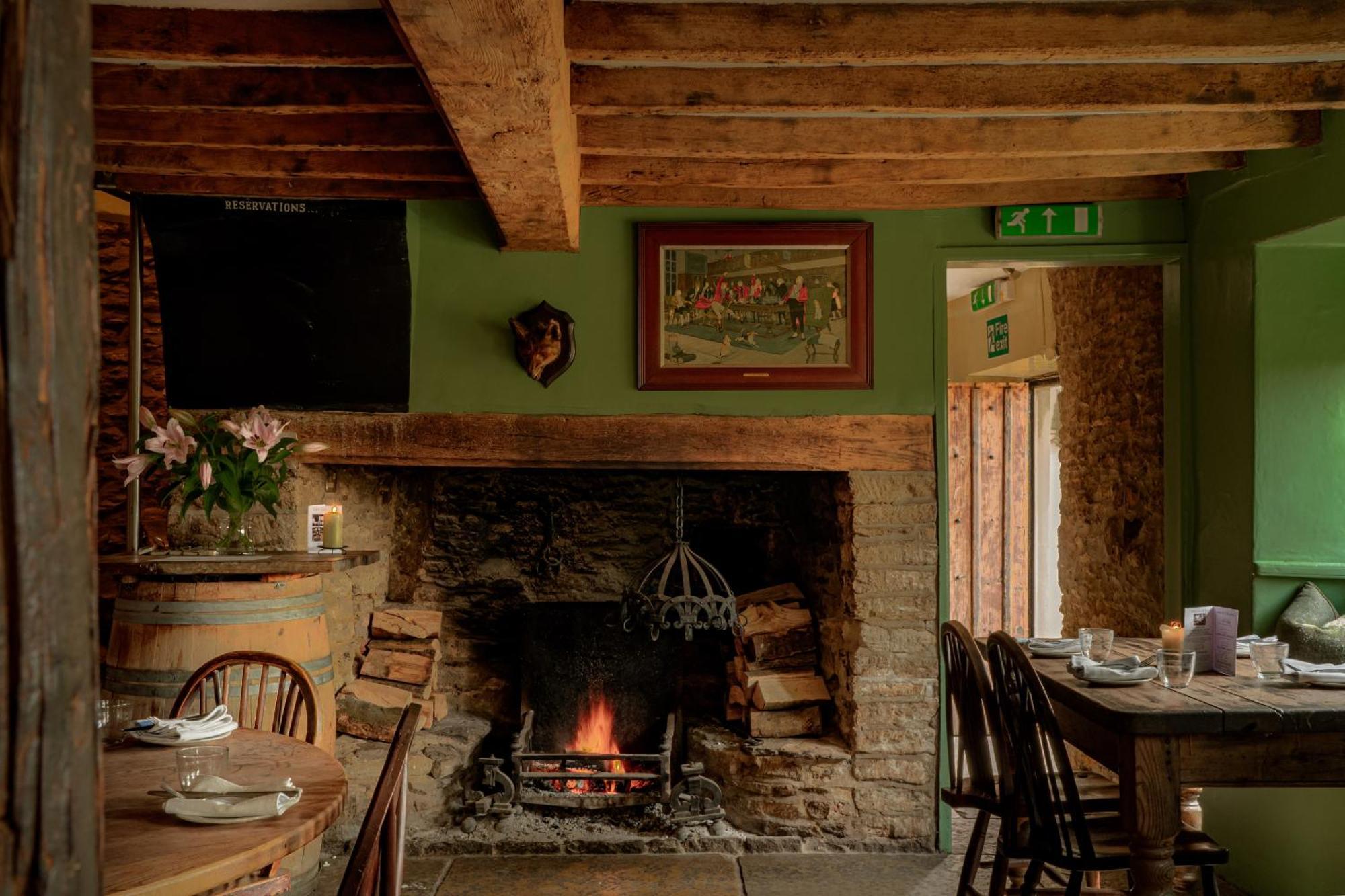 The Bell Inn Lechlade Exterior photo